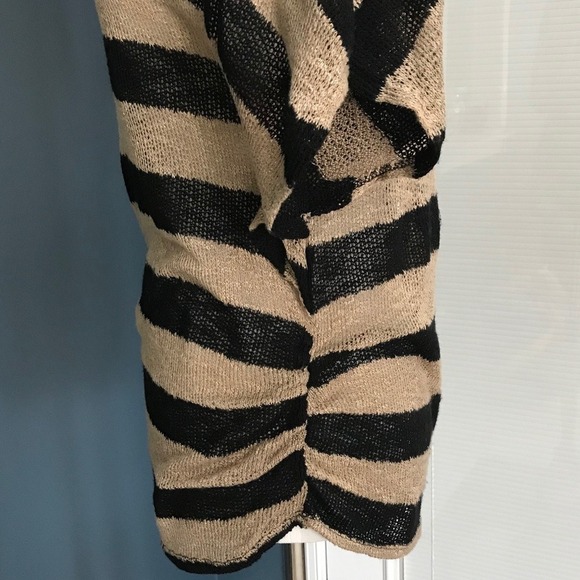 Lightweight shortsleeved sweater Sz M - Picture 7 of 7